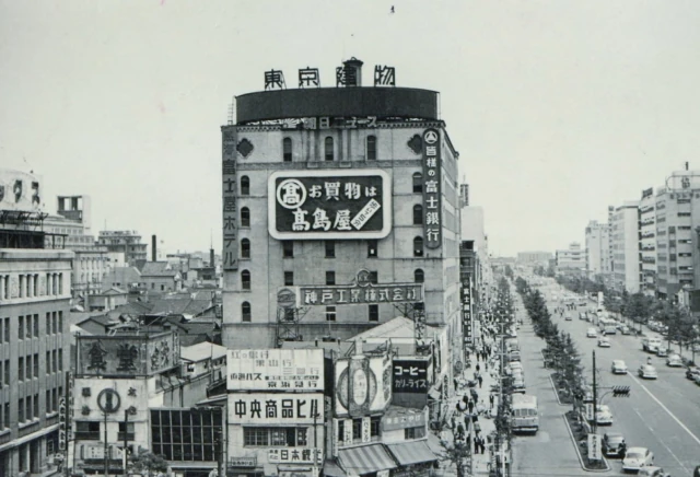 本社ビル壁面での広告掲示の様子