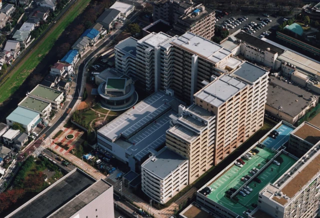 新ブランド「Brillia」の第一弾として、2003年に販売開始した「Brillia 調布国領」。野川や豊かな緑など、自然や四季を感じられる環境共生型のマンションとなっている。