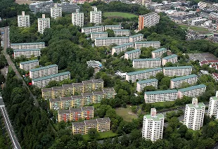 建替え前の諏訪2丁目住宅。5階建・23棟総戸数640戸の建物が建ち並ぶ。