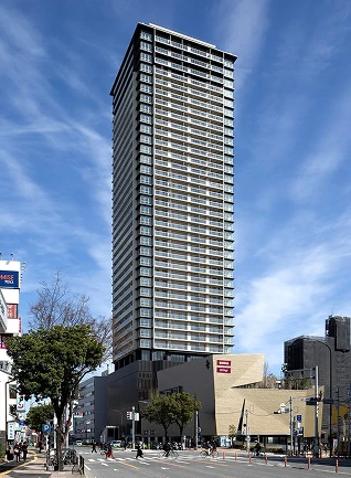 高層マンション「Brillia Tower 西新」は高さ140mで、高層階からは福岡の市街地が一望できる。