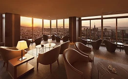 高層マンション「Brillia Tower 西新」は高さ140mで、高層階からは福岡の市街地が一望できる。